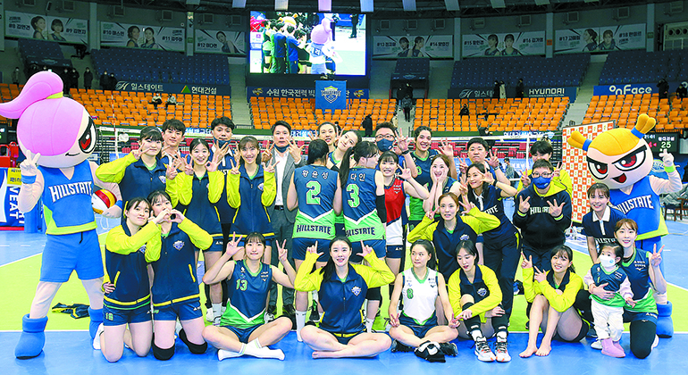 22년 1월 19일 열린 V리그 여자부 홈경기에서 흥국생명을 이기며 단체사진을 촬영한 모습